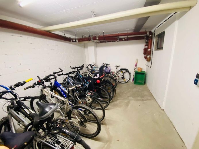 Helle 3-Zimmer-Wohnung mit Einbauküche & Aufzug & West-Loggia in München – Fahrradkeller