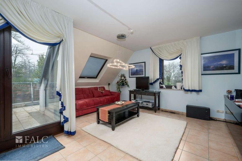 Helle Maisonette-Wohnung mit Terrasse, Fußbodenheizung und eigenem Saunaraum – Wohnzimmer