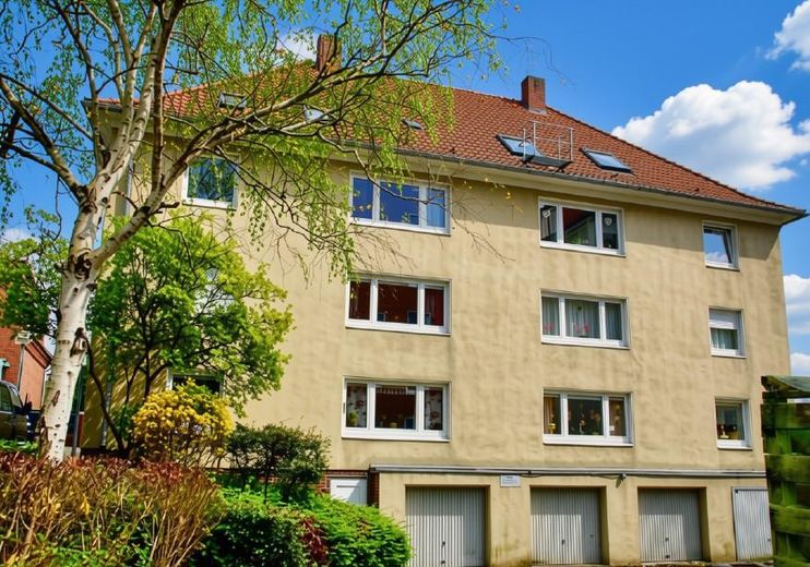 Helle Dachgeschosswohnung mit Einbauküche – perfekt für Paare, Singles oder WG – Außenanischt