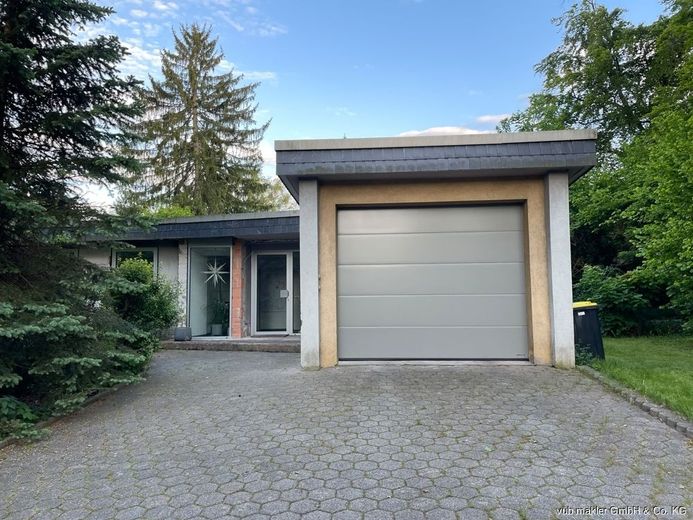 Rarität im Fichtelgebirge: Kernsanierter Bauhaus-Bungalow mit 163m² auf 7.500 m² Parkgrundstück – 06_Frontansicht-Einfahrt-Garage