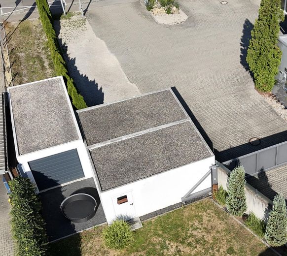 Werkstatt Ausstellung Lager mit exklusivem Betriebsleiter Wohnhaus – Extrabreite und -hohe Garagen