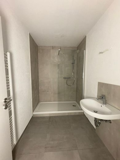 Badezimmer mit großer Dusche