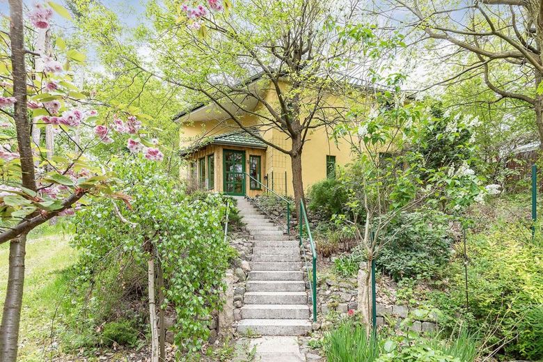 Moderne Architektenvilla in Hanglage - Design, Licht &amp; Natur in Perfektion – Zuwegung zum Haus