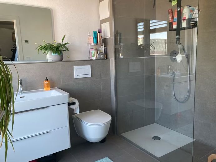 August Provisionsfrei! Stadthaus 5 Zi., 2 Bäder, 2 Dachterrassen, 2 TG – Energie A, Bezug Dez. – Bad 2. OG