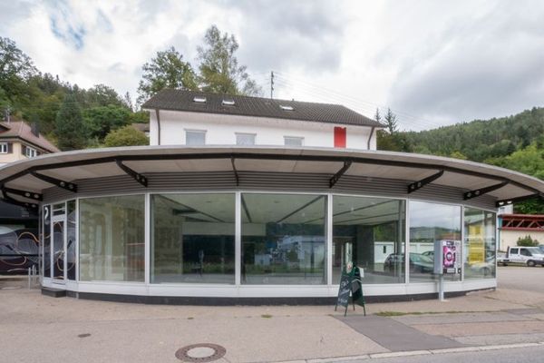 Attraktive Gewerbefläche mit großer Schaufensterfront – ideal für Fahrzeugausstellung!