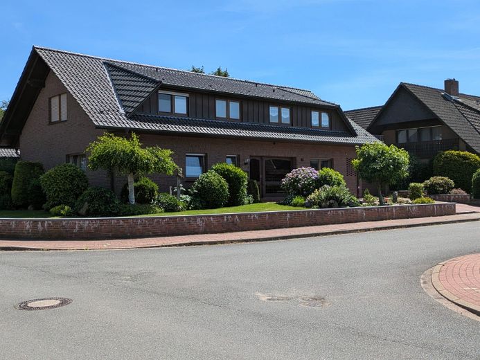 Großzügige 5-Zimmer-Wohnung mit Hausgefühl, 2 Balkonen, Doppelcarport & Garage – Foto 1