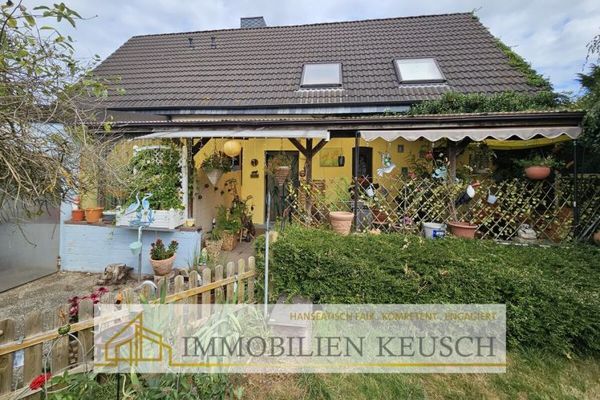 2-Familienhaus in zentraler Lage – 2 Eingänge, Garage & Stellplätze