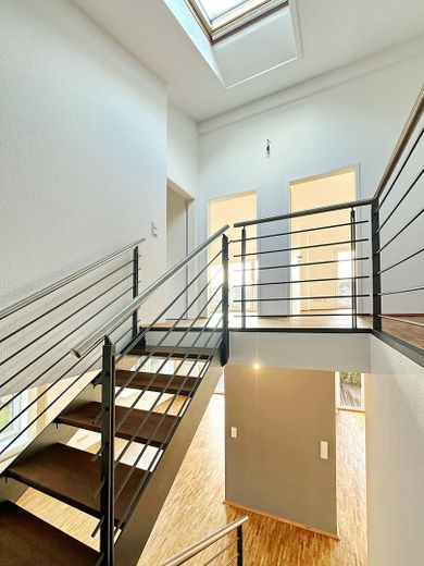 Modernes Wohnhaus mit separater Gewerbeeinheit in ruhiger Citylage – Treppe zum Obergeschoß