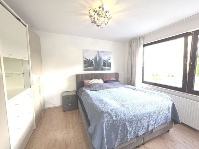 ++ HOCHWERTIGES DREIFAMILIENHAUS + GARTEN IN GUTER LAGE!! TOP KAPITALANLAGE! ++ – SCHLAFZIMMER ERDGESCHOSS