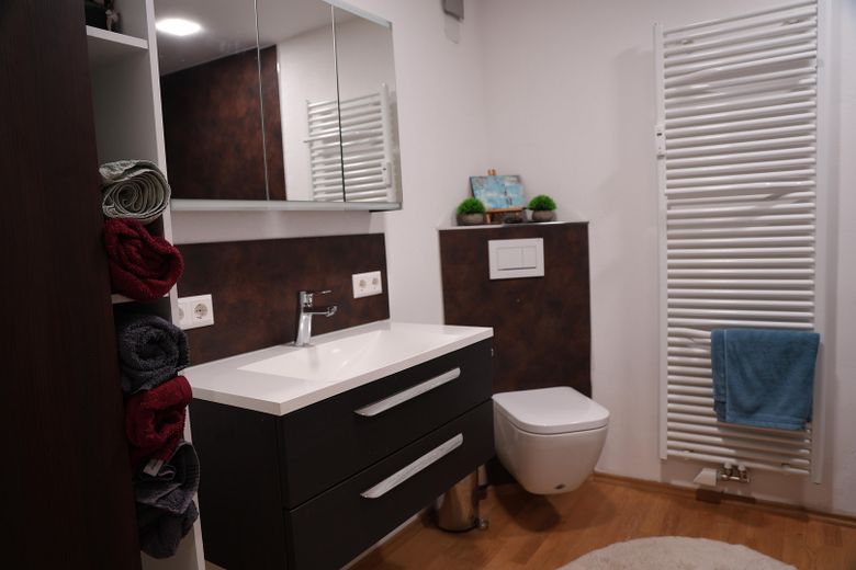 Hochwertig modernisierte 3,5-Zimmer-Eigentumswohnung mit Eichenparkett, Balkon und Garage – Bad