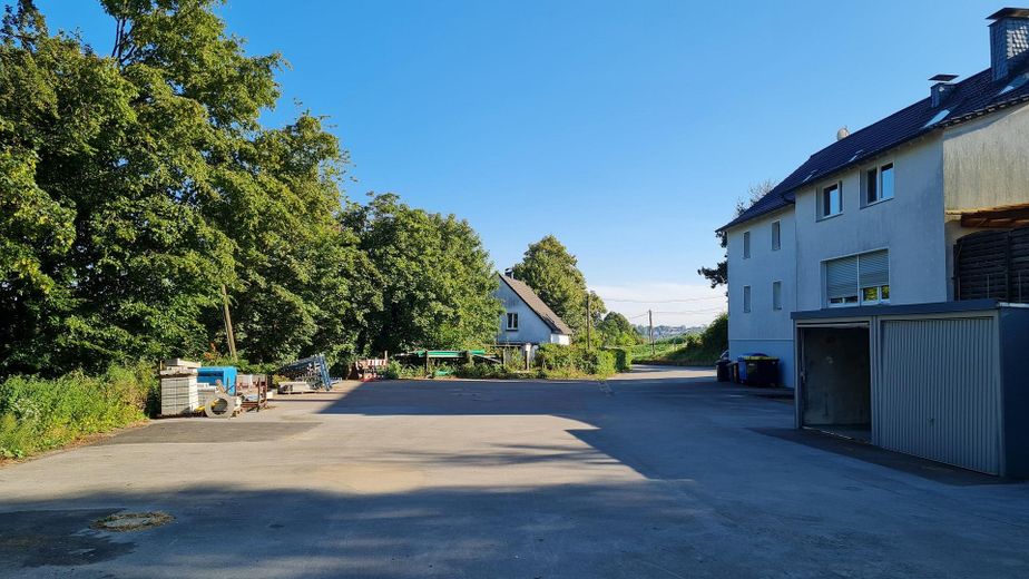 Selten angebotenes Ensemble mit zwei Häusern, Gewerbehalle und großem Grundstück! – Stellplatzfläche