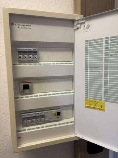 Edificio plurifamiliare con grande corpo posteriore e due garage – Elektroinstallation