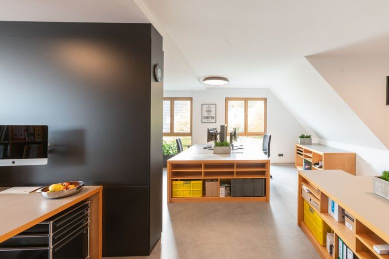 Mehr als ein Büro: Stilvolle Arbeitswelt mit Großzügigkeit und Charakter – Großraumbüro