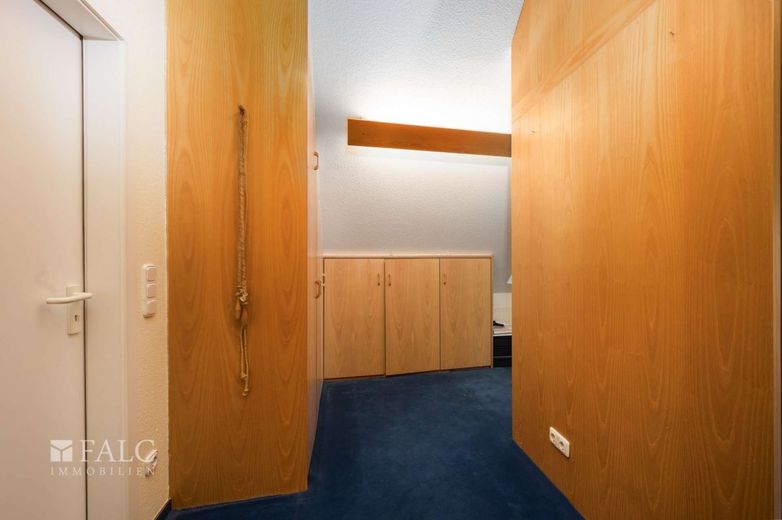 Helle Maisonette-Wohnung mit Terrasse, Fußbodenheizung und eigenem Saunaraum – Flur