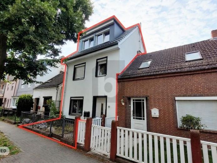 COMPLETELY RENOVATED WITH 3 BATHROOMS, FOR HANDY PEOPLE – Photo 1
