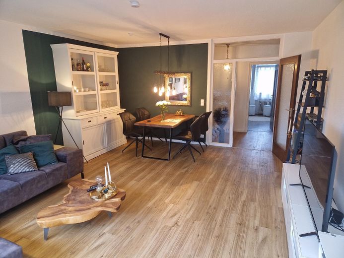 Wohnzimmer mit Küchenblick