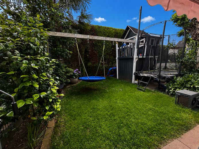 ¡De particular, sin agencia inmobiliaria! Casa adosada intermedia ideal para familias, en una ubicación perfecta y con instalación solar – Garten mit Spielhaus