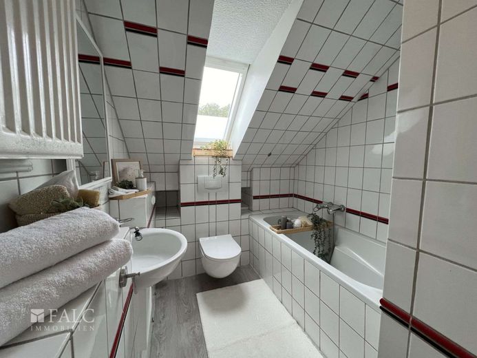 Sonnige Dachgeschosswohnung in Bestlage - Essen Bergerhausen – Badezimmer