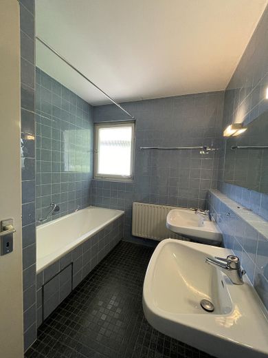 Casa progettata da un architetto a mezza collina – Bad mit Wanne