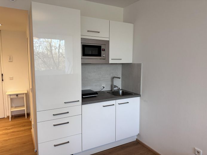 Helle 1-Zimmer-Wohnung mit Balkon — vollrenoviert, möbliert — München- Forstenried – Foto 3