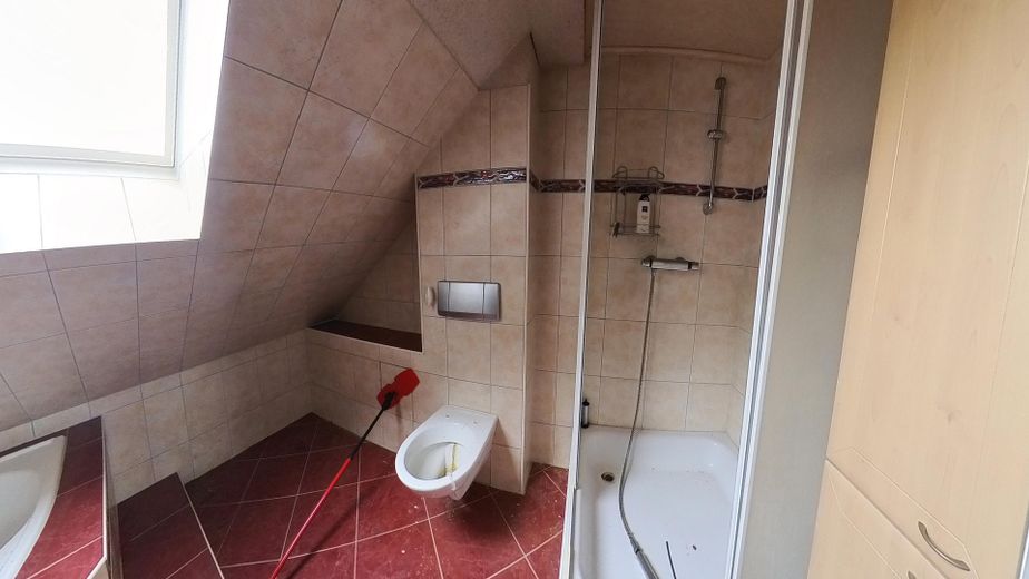12 Zimmer | 164 m² | Doppelhaushälfte mit Entwicklungspotenzial nahe der Müritz- provisionsfrei – Bad DG