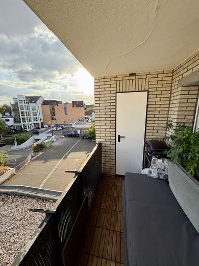 Gut geschnittene 2-Zimmer-Wohnung mit Balkon & Einbauküche in zentraler Lage von Pulheim – Balkon
