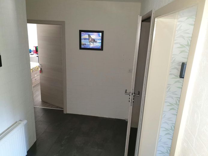 Einziehen, loskochen & wohlfühlen: Modernisiertes XL-Haus mit Traumküche, Komfort-Garage & Garten – OG-Flur 01