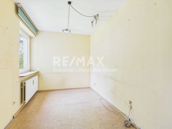 Renovierungsbedürftige 3- Zimmer Wohnung mit sonniger Loggia – Zimmer