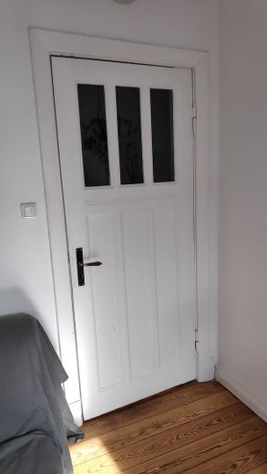 Helle, schöne und gepflegte Altbauwohnung mit Dielenfussboden und Einbauküche – Schöne Altbau Türen