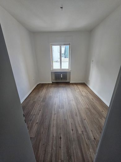 Frisch renovierte 2-Zimmer-Wohnung mit hellem Wohnbereich in zentraler Lage – Foto 3
