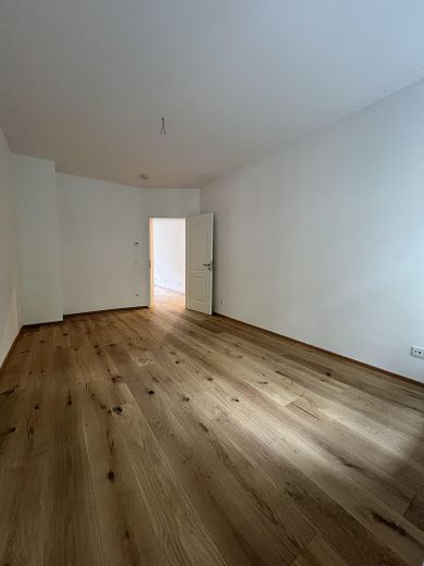 Piso de época reformado con materiales de alta calidad, a estrenar, con balcón y plaza de aparcamiento – Schlaf-/Wohnzimmer