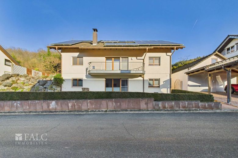 Großzügiges Einfamilienhaus mit Einliegerwohnung und Pool in ruhiger Lage – Südansicht
