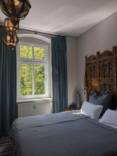 Friedrichshain'de balkonlu bakımlı 2 odalı eski bina dairesi – özelden, komisyonsuz – Schlafzimmer