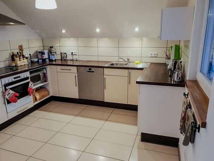 Magnifique appartement de 4 pièces en dernier étage avec vue panoramique, climatisation et carport – große Einbauküche