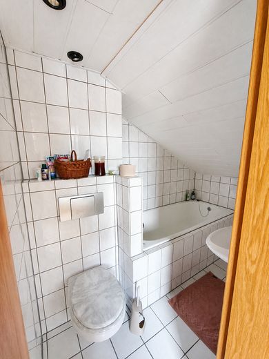 Provisionsfrei - Freistehendes Einfamilienhaus mit großem Garten nahe Stadtplatz und Innauen – Kleines Bad im DG
