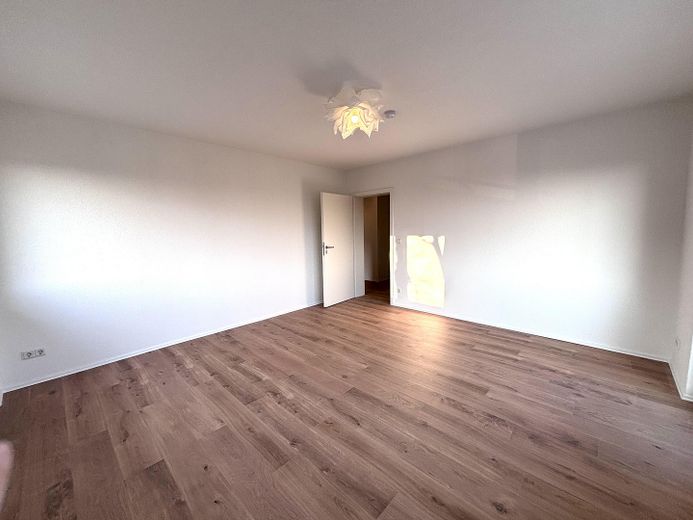 Świeżo zmodernizowane mieszkanie 3-pokojowe z dalekim widokiem – Wohnzimmer