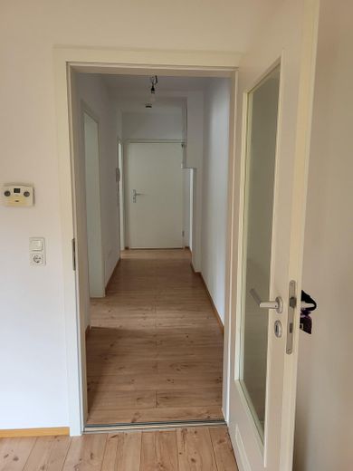 Renovierte 2-Zimmer-Wohnung in Augsburg-Lechhausen – Flur zum Wohungseingang