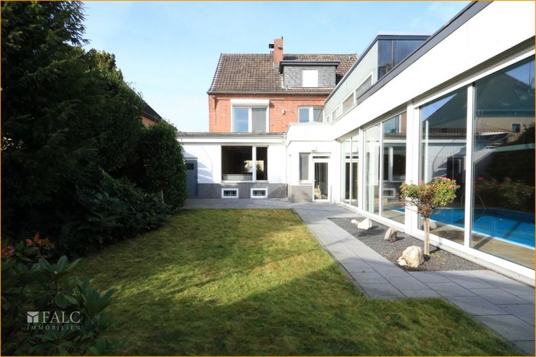 Mehrgenerationenhaus mit Schwimmbad – Garten