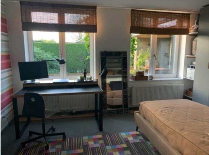 Modernisierter Winkel-Reihenbungalow mit uneinsehbaren Grundstück – Arbeitszimmer