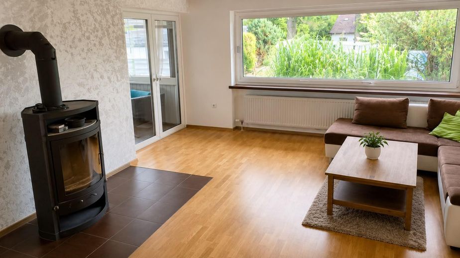 Bungalow bien entretenu avec piscine – Wohnzimmer