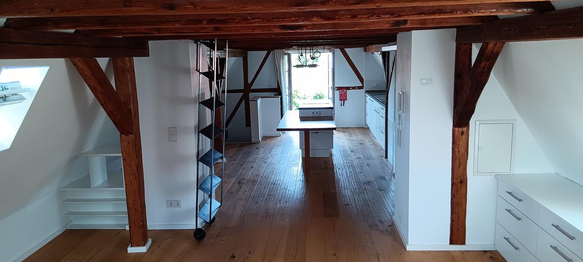 Old building gem - studio with castle view – Wohnzimmer Blick Küche/Esszi.