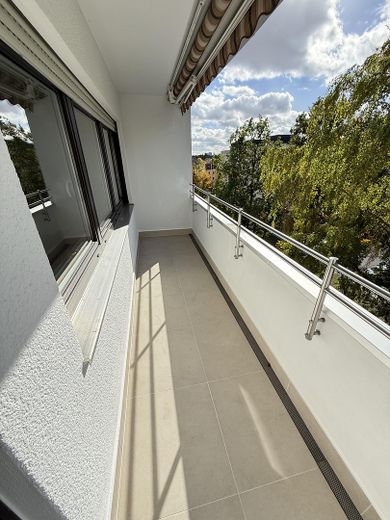 ERSTBEZUG - Vollständig sanierte 3-Zimmer-Wohnung mit Loggia und ca. 4 % Mietrendite in Nbg-Zabo – Loggia
