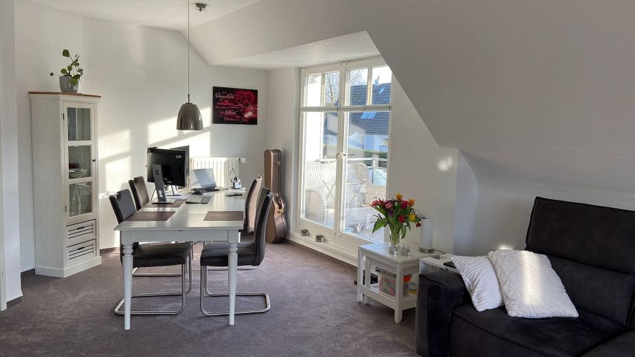 Von Privat: Energetisch modernisiertes Einfamilienhaus mit Einliegerwohnung / Mehrgenerationenhaus – OG Essen/Balkon