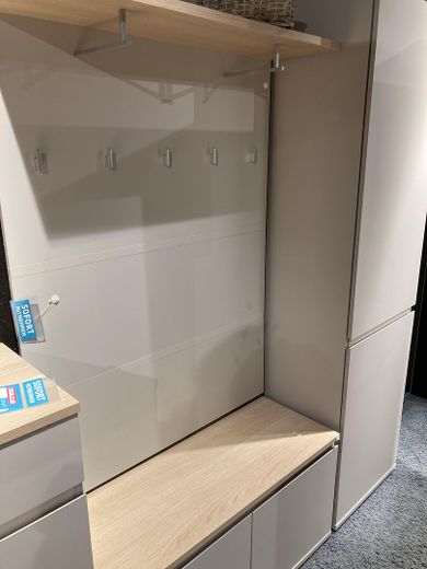 Obra nueva de 2 habitaciones en Feldmoching, amueblado y con balcón, primera ocupación – Garderobe