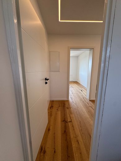 Appartement lumineux de 3 pièces – entièrement rénové & avec balcon – Flur