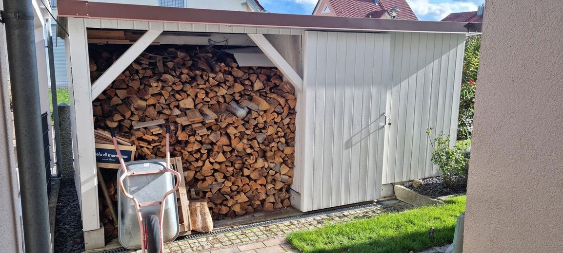 Holzlager und Gartenhütte