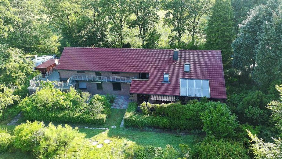 Maison individuelle avec logement indépendant, prairie en pleine nature à Friedeburg – Gesamtansicht Luftbild 1