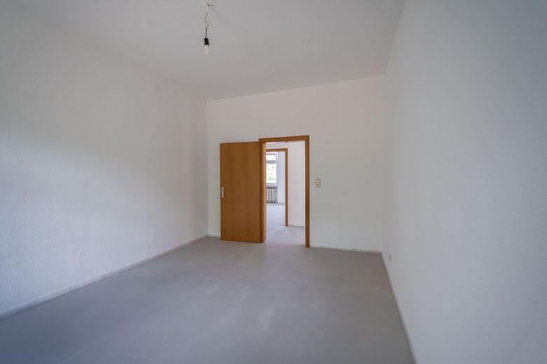 Drei-Familienhaus mit Burgblick – ideale Voraussetzungen für 3 Eigentumswohnungen – Zimmer 1