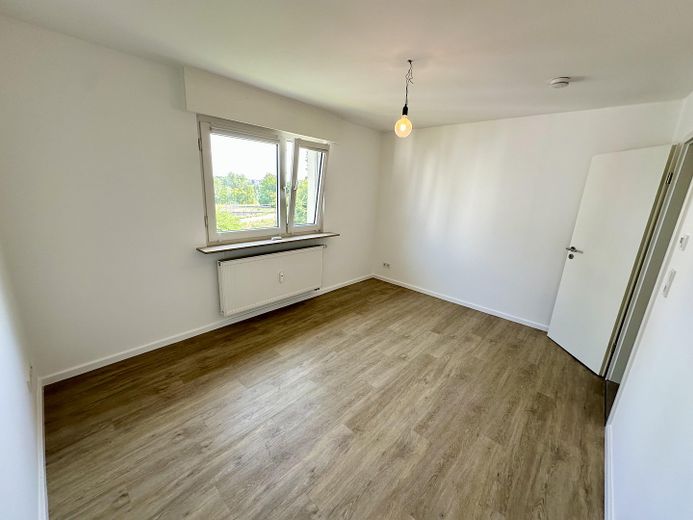 Hochwertig sanierte 4-Zimmer-Maisonette | 110 m² | 2 Bäder | Balkon | ruhige Lage an den Mainwiesen – Zimmer 2 OG