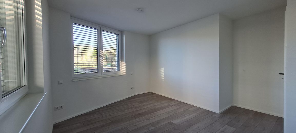 1. piętro nowoczesne mieszkanie 3,5-pokojowe z windą, zabudowaną kuchnią, zadaszonym balkonem, pomieszczeniem gospodarczym i WC dla gości – Zimmer 1